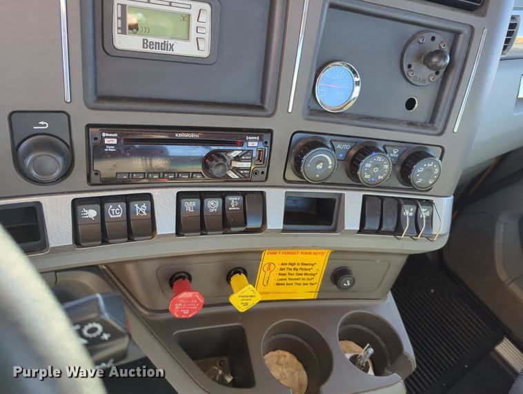 image for item OD9120 2019 Kenworth T680  semi truck