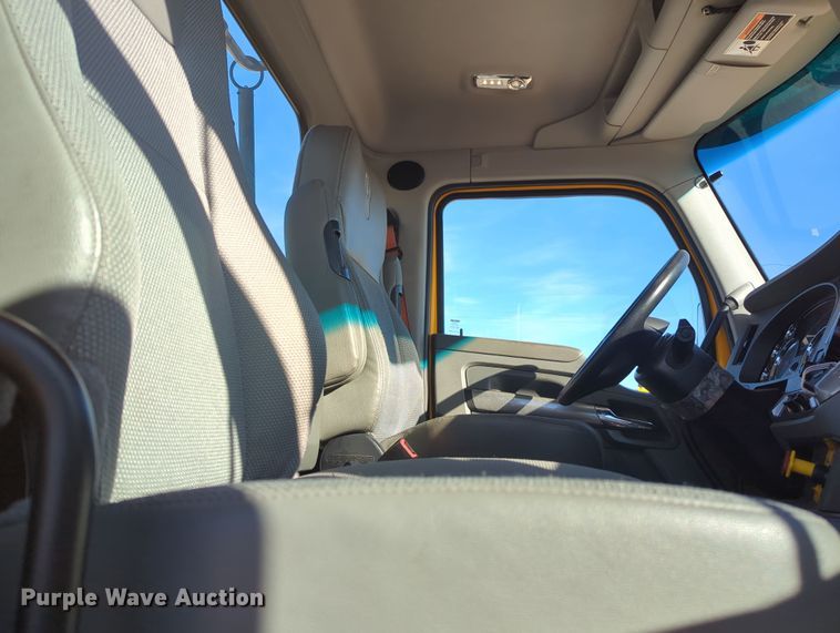 image for item OD9120 2019 Kenworth T680  semi truck