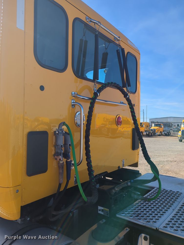 image for item OD9121 2020 Kenworth T680  semi truck