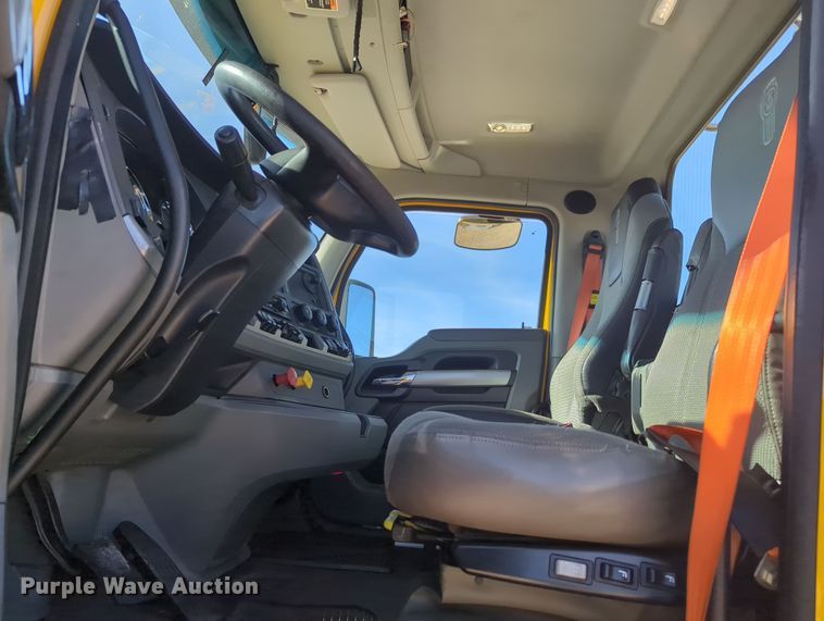 image for item OD9121 2020 Kenworth T680  semi truck