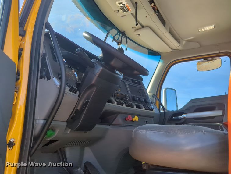 image for item OD9121 2020 Kenworth T680  semi truck