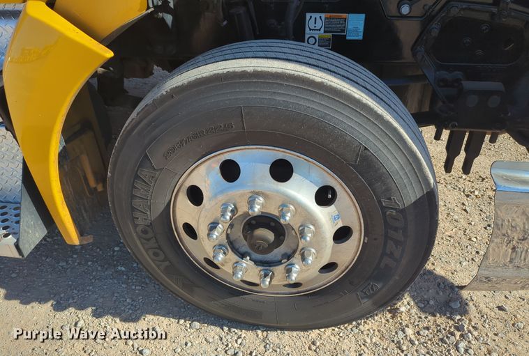 image for item OD9121 2020 Kenworth T680  semi truck