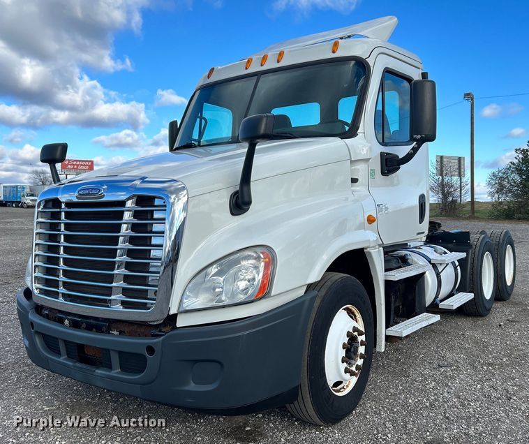 image for item OI9502 2012 Freightliner Cascadia 125  semi truck