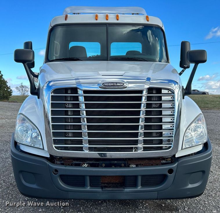 image for item OI9502 2012 Freightliner Cascadia 125  semi truck