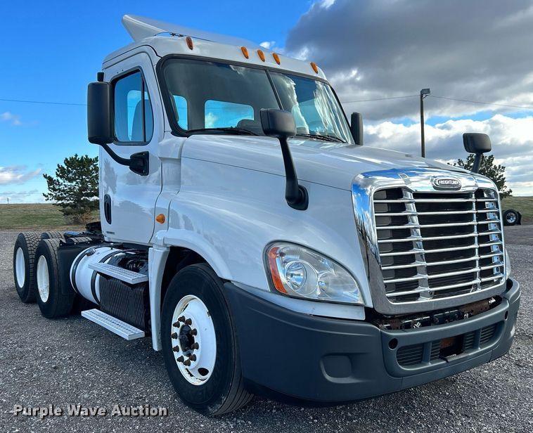 image for item OI9502 2012 Freightliner Cascadia 125  semi truck