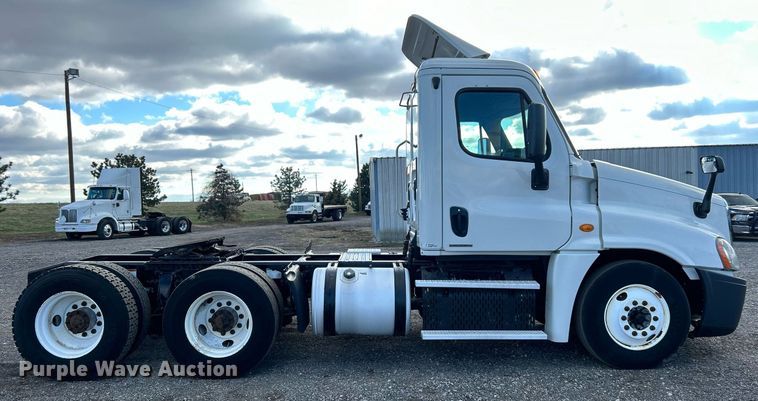 image for item OI9502 2012 Freightliner Cascadia 125  semi truck