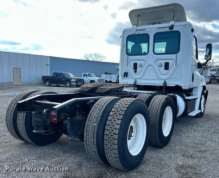 image for item OI9502 2012 Freightliner Cascadia 125  semi truck