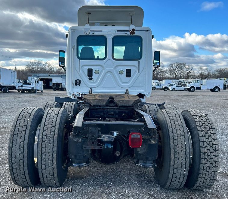 image for item OI9502 2012 Freightliner Cascadia 125  semi truck