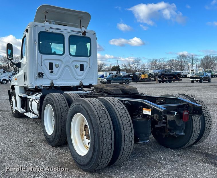 image for item OI9502 2012 Freightliner Cascadia 125  semi truck