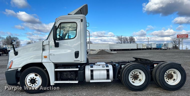 image for item OI9502 2012 Freightliner Cascadia 125  semi truck