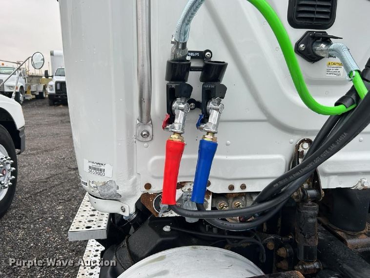 image for item OI9502 2012 Freightliner Cascadia 125  semi truck