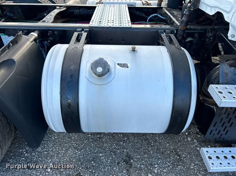 image for item OI9502 2012 Freightliner Cascadia 125  semi truck