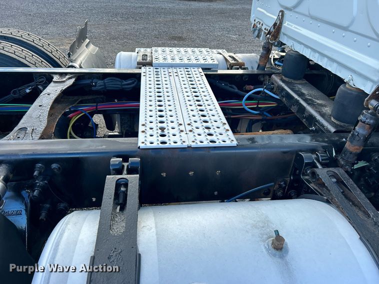 image for item OI9502 2012 Freightliner Cascadia 125  semi truck