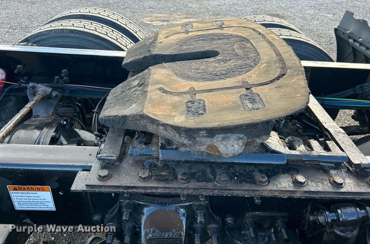 image for item OI9502 2012 Freightliner Cascadia 125  semi truck