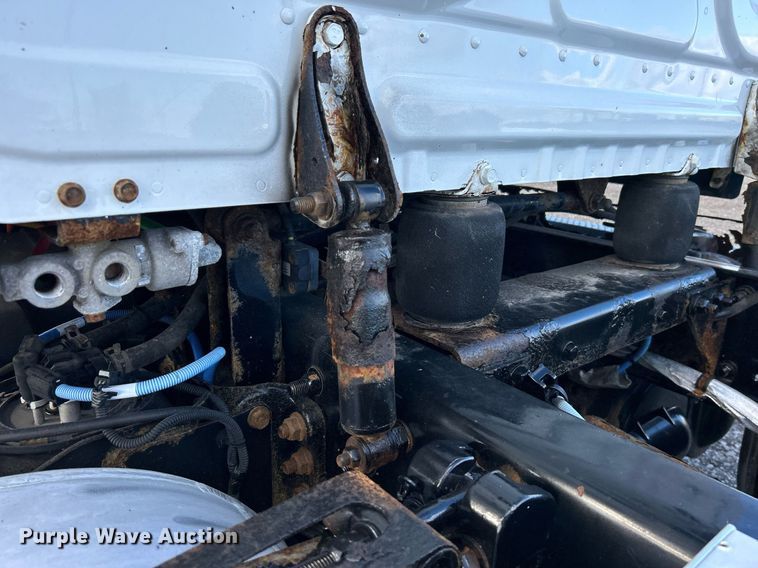 image for item OI9502 2012 Freightliner Cascadia 125  semi truck