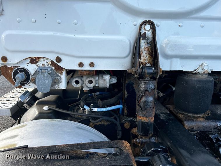 image for item OI9502 2012 Freightliner Cascadia 125  semi truck