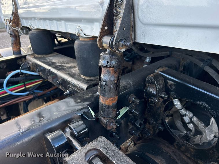 image for item OI9502 2012 Freightliner Cascadia 125  semi truck