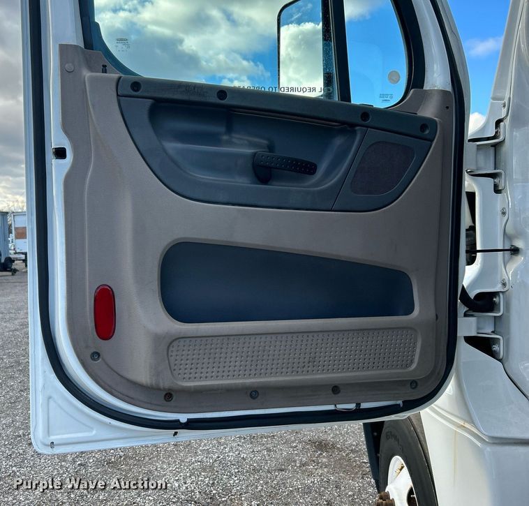 image for item OI9502 2012 Freightliner Cascadia 125  semi truck