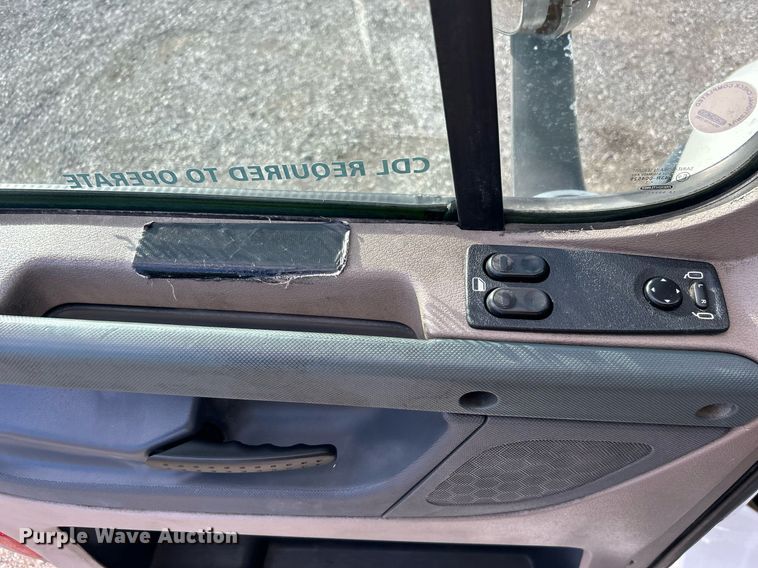 image for item OI9502 2012 Freightliner Cascadia 125  semi truck