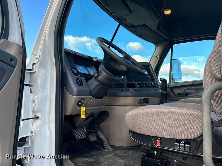 image for item OI9502 2012 Freightliner Cascadia 125  semi truck