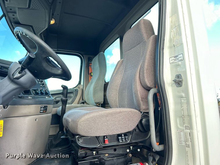 image for item OI9502 2012 Freightliner Cascadia 125  semi truck