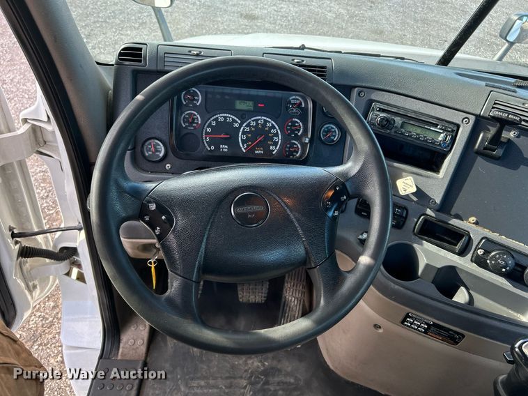 image for item OI9502 2012 Freightliner Cascadia 125  semi truck