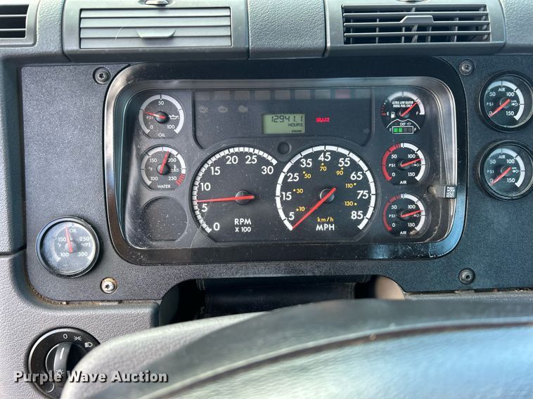 image for item OI9502 2012 Freightliner Cascadia 125  semi truck