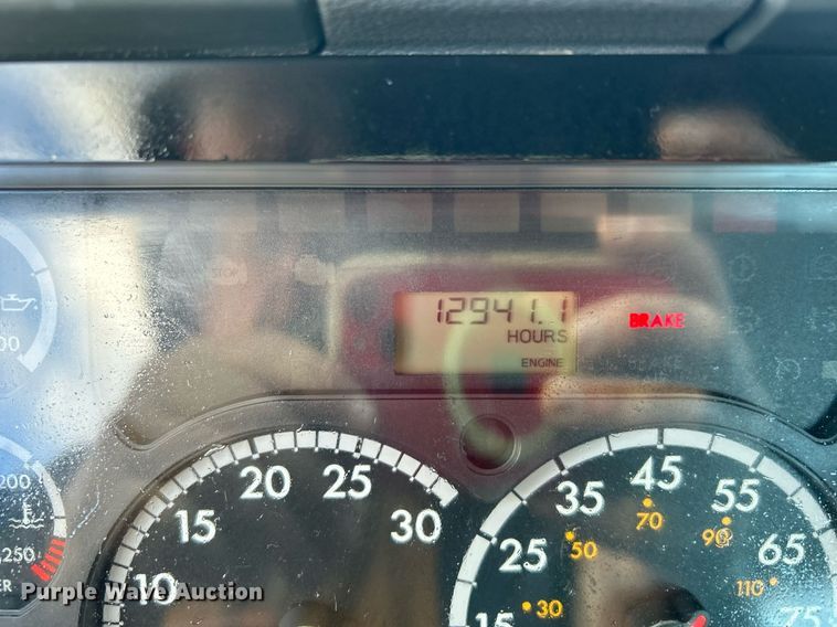 image for item OI9502 2012 Freightliner Cascadia 125  semi truck