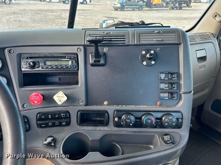 image for item OI9502 2012 Freightliner Cascadia 125  semi truck