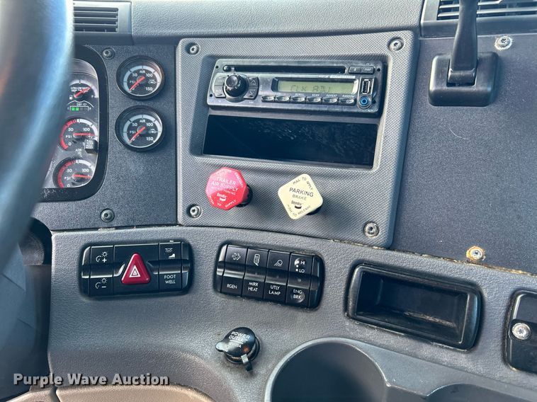 image for item OI9502 2012 Freightliner Cascadia 125  semi truck