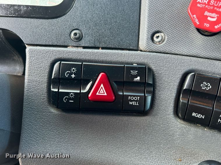 image for item OI9502 2012 Freightliner Cascadia 125  semi truck