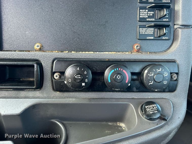 image for item OI9502 2012 Freightliner Cascadia 125  semi truck