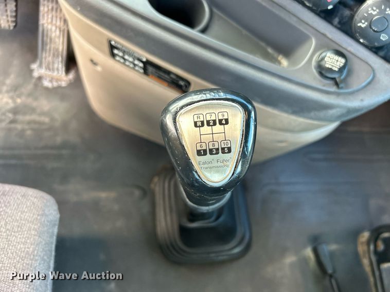 image for item OI9502 2012 Freightliner Cascadia 125  semi truck