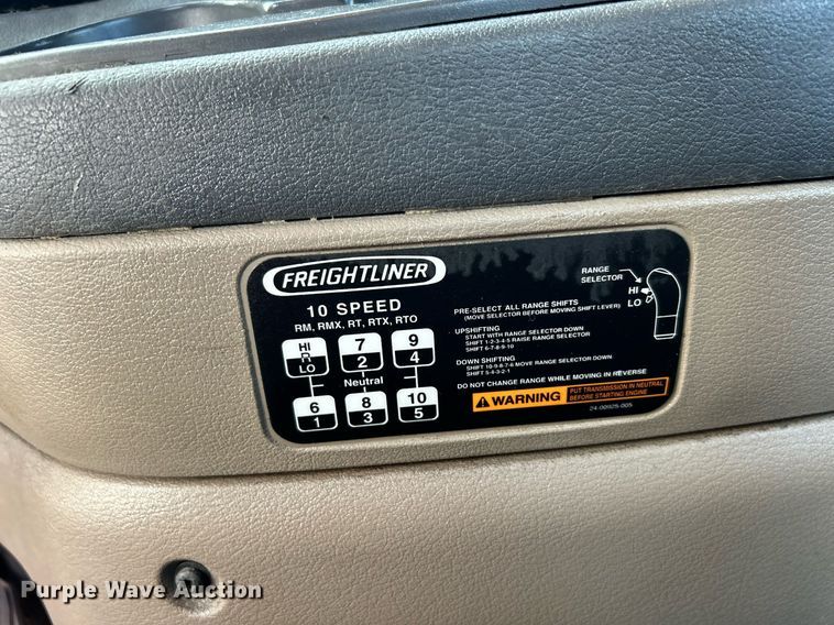 image for item OI9502 2012 Freightliner Cascadia 125  semi truck