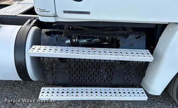 image for item OI9502 2012 Freightliner Cascadia 125  semi truck