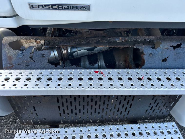 image for item OI9502 2012 Freightliner Cascadia 125  semi truck