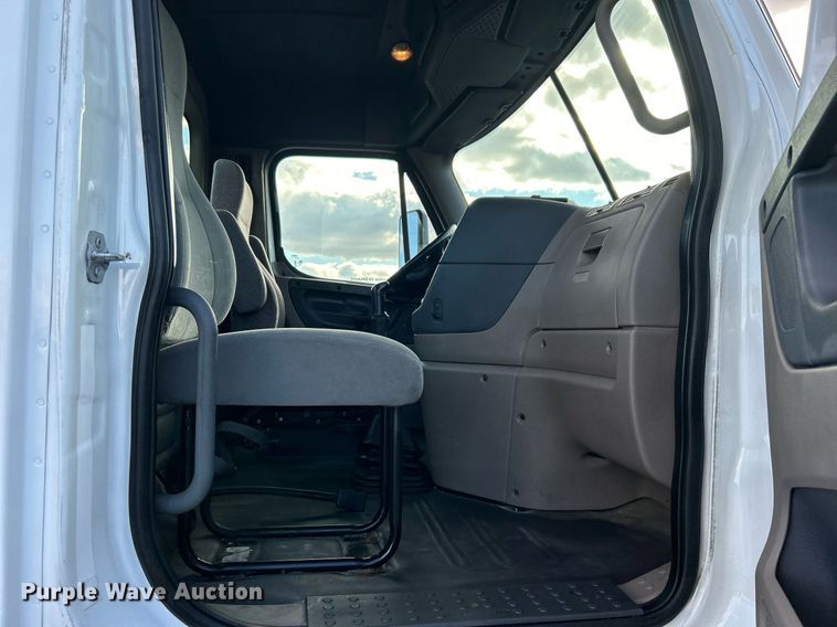 image for item OI9502 2012 Freightliner Cascadia 125  semi truck