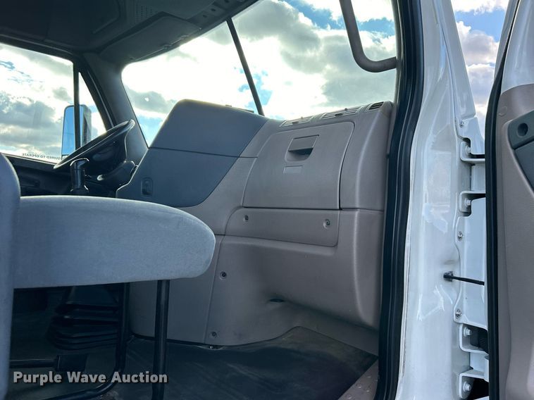 image for item OI9502 2012 Freightliner Cascadia 125  semi truck