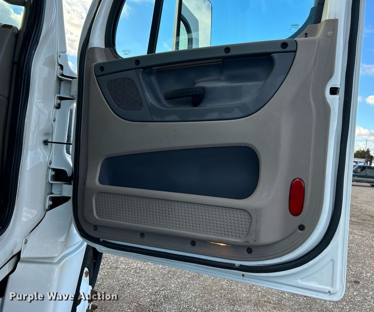 image for item OI9502 2012 Freightliner Cascadia 125  semi truck