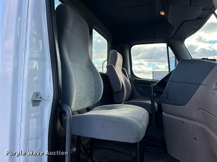 image for item OI9502 2012 Freightliner Cascadia 125  semi truck