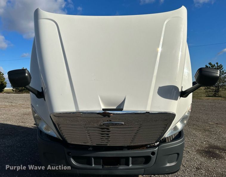 image for item OI9502 2012 Freightliner Cascadia 125  semi truck