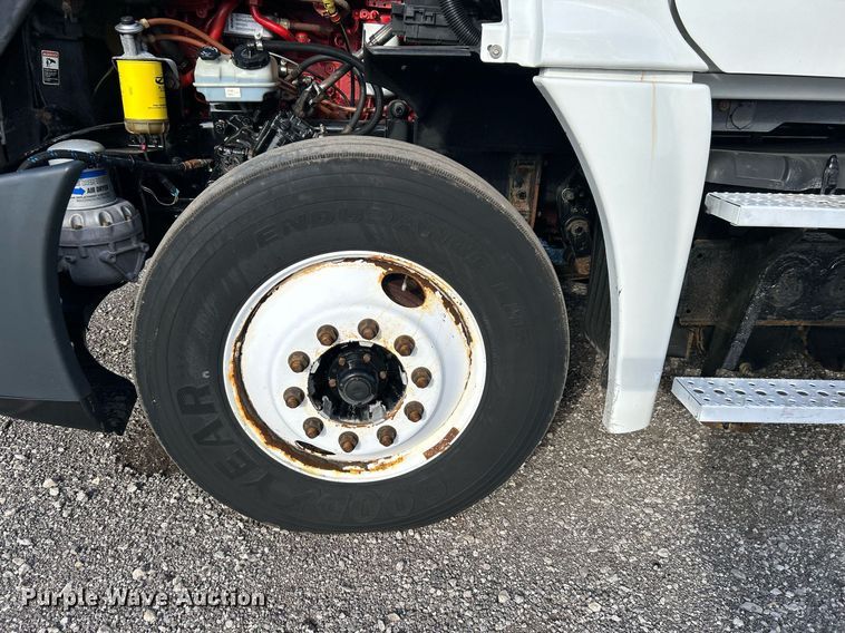 image for item OI9502 2012 Freightliner Cascadia 125  semi truck