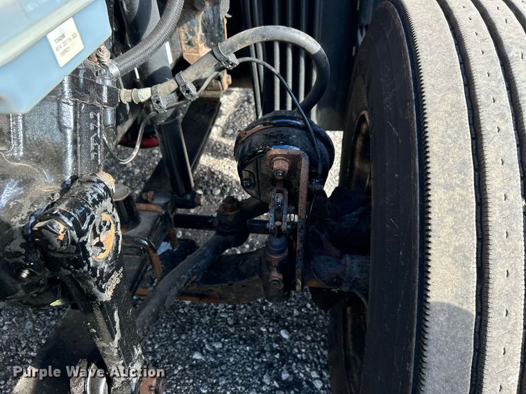 image for item OI9502 2012 Freightliner Cascadia 125  semi truck