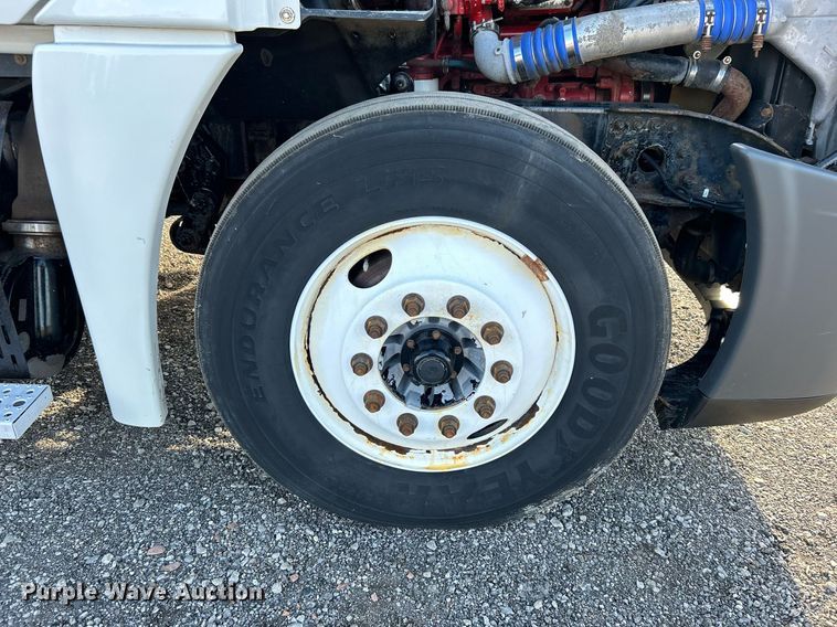 image for item OI9502 2012 Freightliner Cascadia 125  semi truck