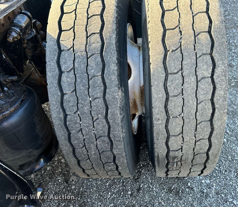 image for item OI9502 2012 Freightliner Cascadia 125  semi truck