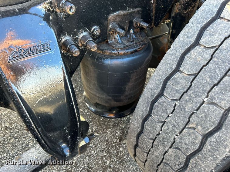 image for item OI9502 2012 Freightliner Cascadia 125  semi truck