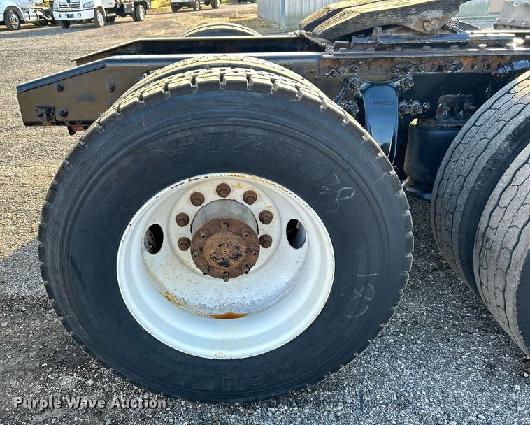 image for item OI9502 2012 Freightliner Cascadia 125  semi truck