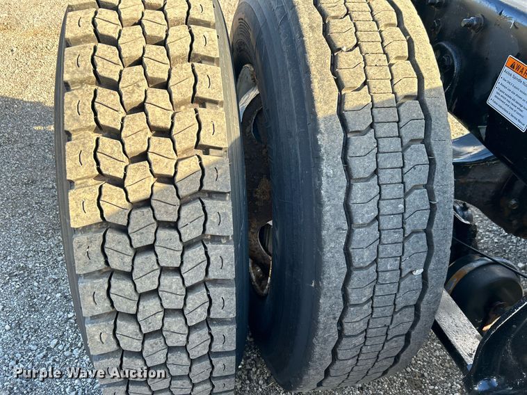 image for item OI9502 2012 Freightliner Cascadia 125  semi truck