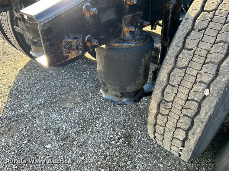 image for item OI9502 2012 Freightliner Cascadia 125  semi truck