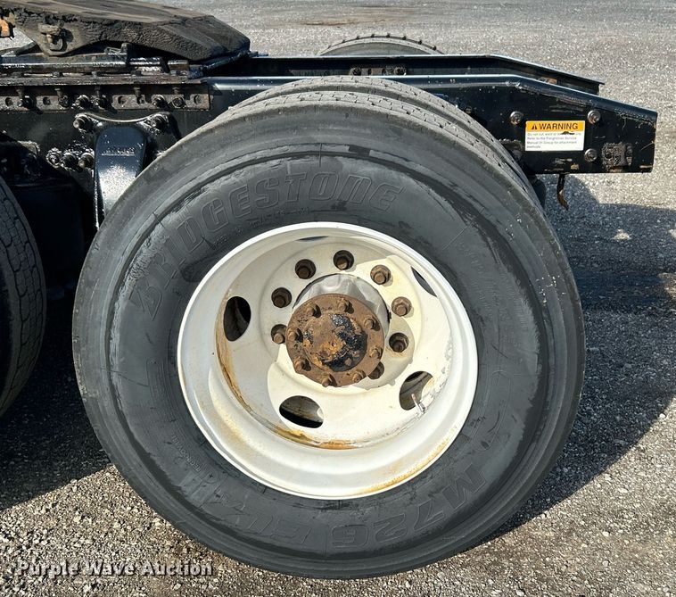 image for item OI9502 2012 Freightliner Cascadia 125  semi truck